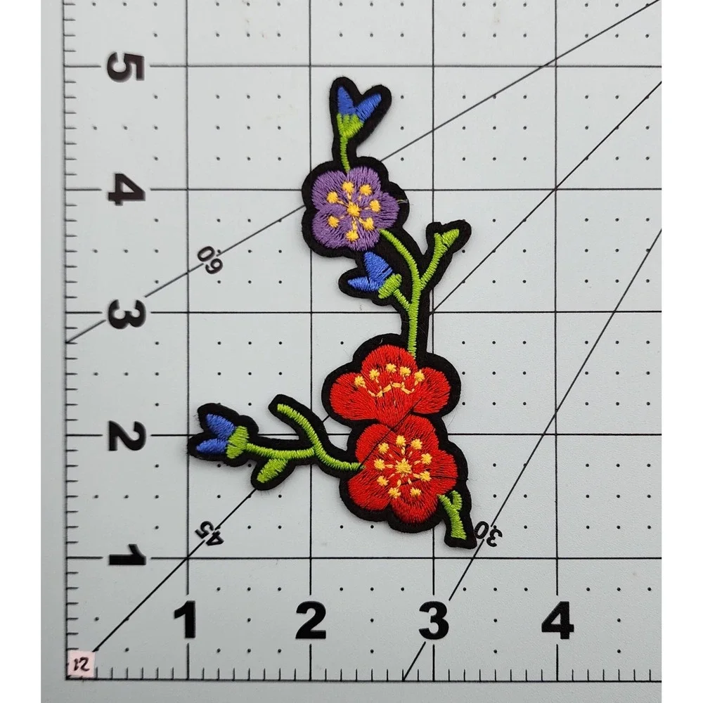 LOT OF 3 EMBROIDERED FLOWERS AND HEARTS PATCHES‎